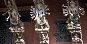 Detail of carved wooden struts on building - Bhaktapur